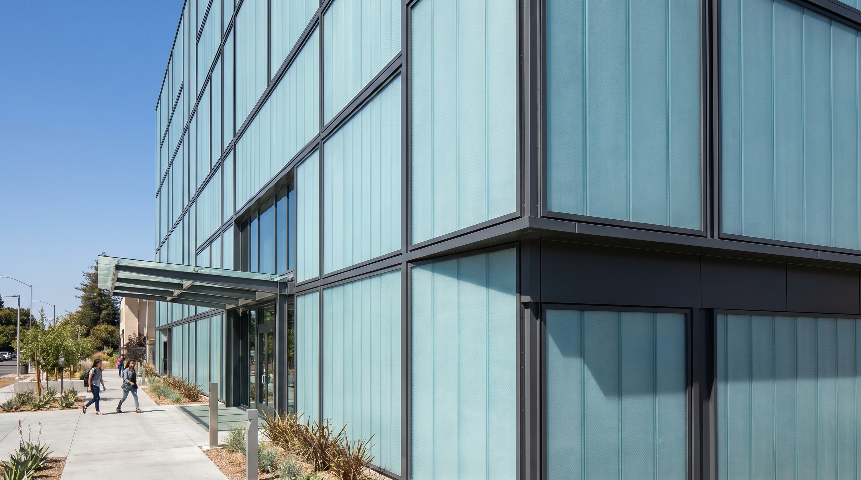 Why Dry-Fix Systems Are Safer Than Sealant Details for Polycarbonate Facades
